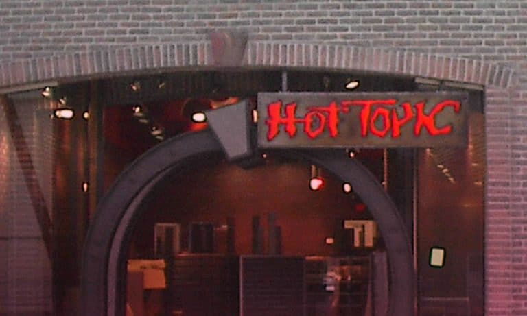 Minimum Wage: This Hot Topic Cashier Deserves A Medal For Most Chill