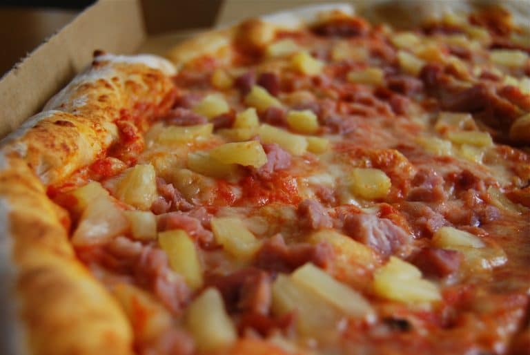 Woman Claims Restaurant Refused to Put Pineapple on Her Pizza, Taped $5 Bill in Delivery Box as Refund