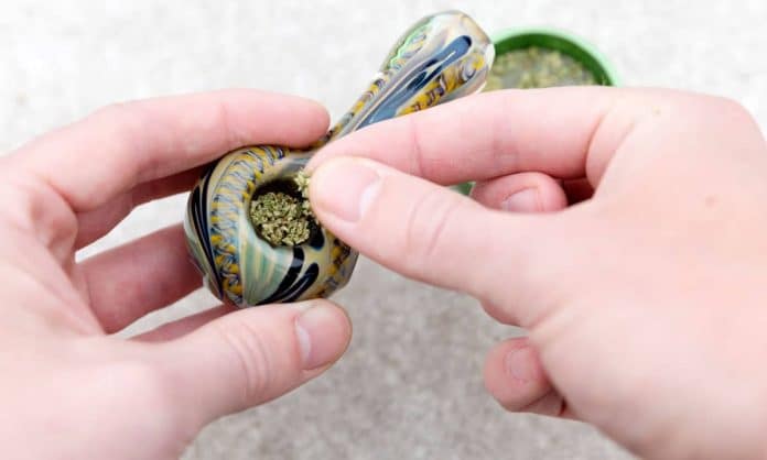 https://thefreshtoast.com/wp-content/uploads/2017/05/a-simple-guide-to-packing-and-smoking-a-bowl-of-marijuana-1-696x418.jpg
