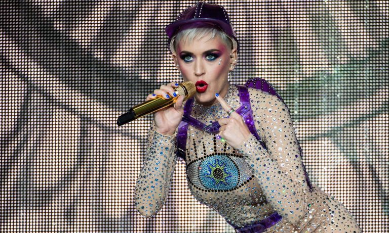 Gossip: Katy Perry Says Orlando Bloom Wanted Her To Go Paddleboarding Naked, Too; John Lithgow Loves Being Naked