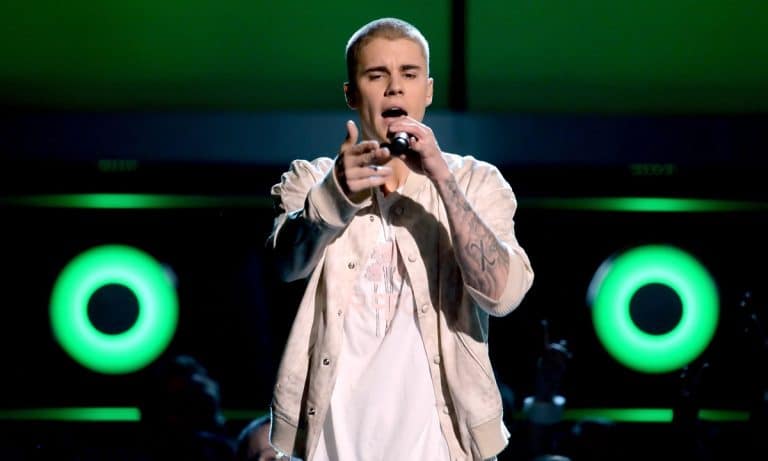 Gossip: Justin Bieber Apologizes For Canceling Tour; Kelly Ripa, Donna Karan, Molly Sims And Rachel Zoe Hosting In The Hamptons