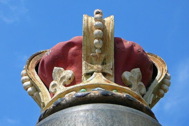 The Queen Of England Drinks How Many Cocktails A Day?