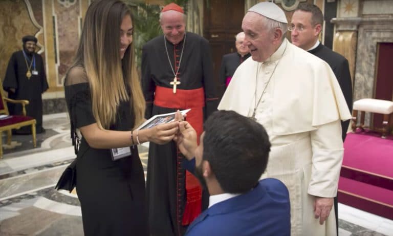 Watch This Guy Propose To Girlfriend While Meeting The Pope