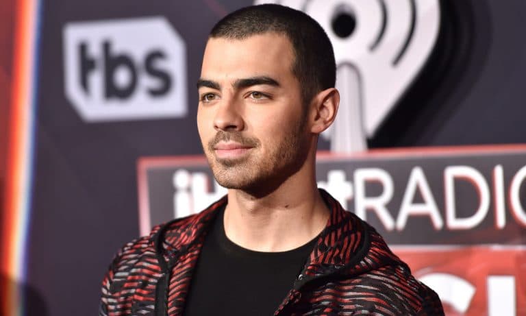 Gossip: Joe Jonas & Sophie Turner Engaged; Daniel Craig And Wife Rachel Weisz On The Outs?