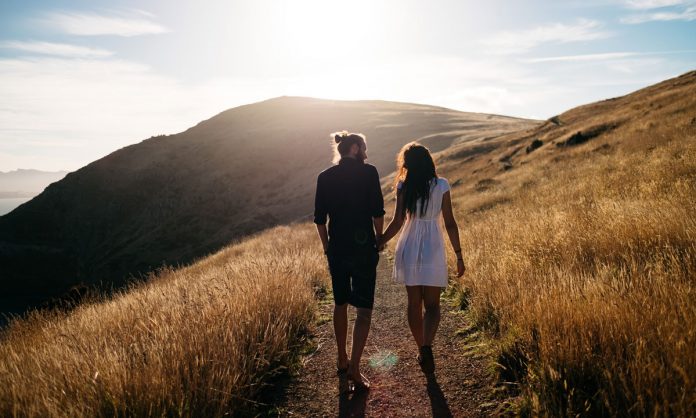 https://unsplash.com/photos/kv4OM426JYg Summer Dating