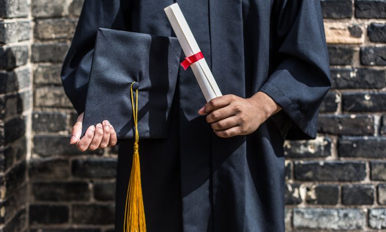 4 Ways To Make Your Graduation Photos Stand Out