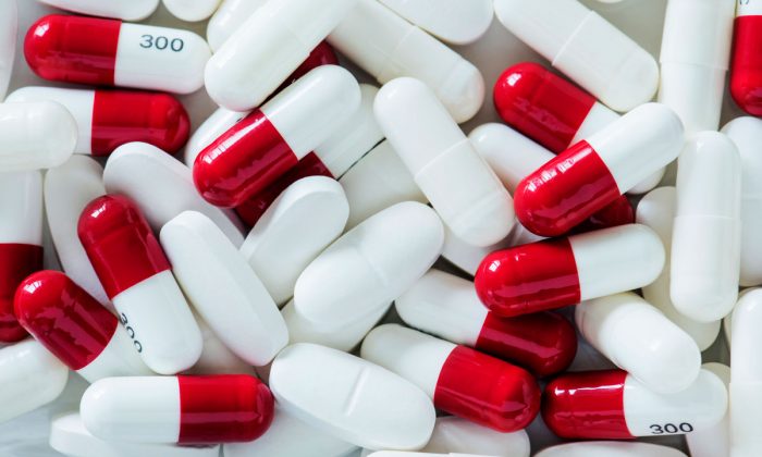 can you take acyclovir while on antibiotics