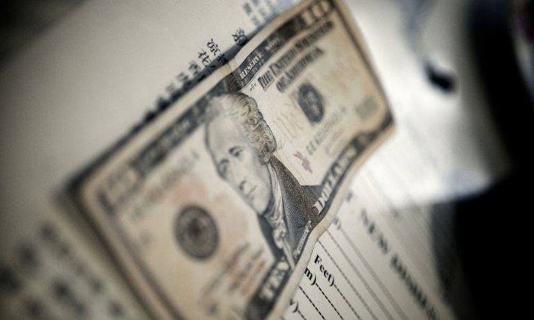 This Guy’s Tipping Method Is Going Viral Because He’s A Jackass