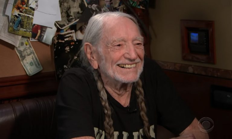 Willie Nelson Wants To Smoke Weed With Trump And Putin