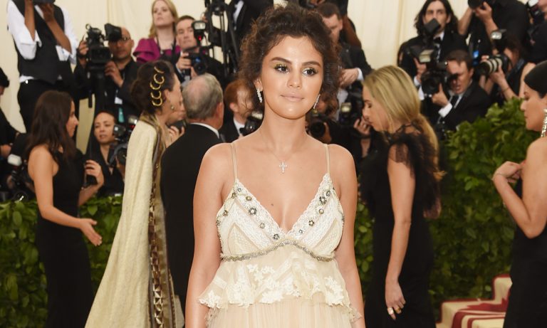 Justin Bieber Seeks Comfort After Ex Selena Is Hospitalized; Beyoncé Shares Rare Photo With Her Mom And Dad