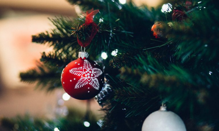 10 Perfect Tweets About Christmas Tree Struggles