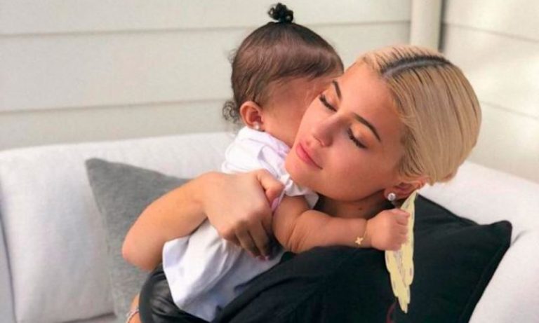 Cindy Crawford Shows Her Makeup Routine, Admits Husband Hates It; Why Kylie Jenner’s Baby Won’t Appear On ‘KUWTK’