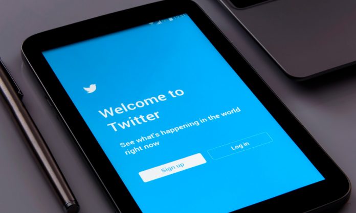 https://pixabay.com/photos/twitter-screen-social-phone-1795652/