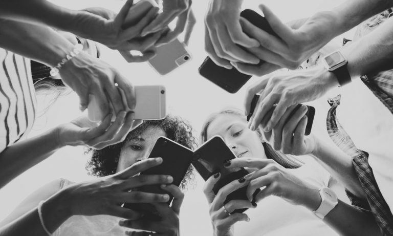 Survey: Parents And Their Children Are Equally Addicted To Smartphones