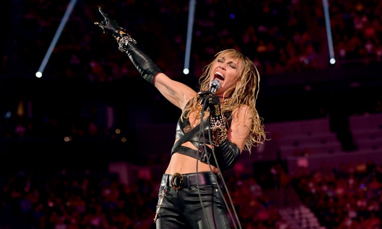 Kate Middleton Snuck Into London Pub For A Girls Night Out; Miley Cyrus Unfollows Exes Liam Hemsworth & Kaitlynn Carter On Instagram