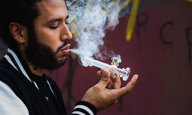 Bongs And Pipes What’s The Best Option For New Smokers