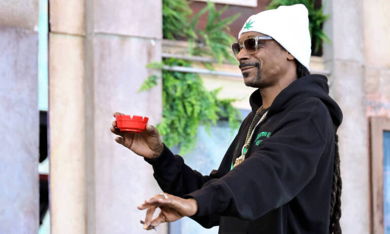Snoop Dogg Microwaves His Blunts